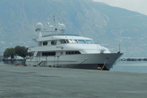 Ενοικιασμένες θαλαμηγοί στο λιμάνι της Καλαμάτας