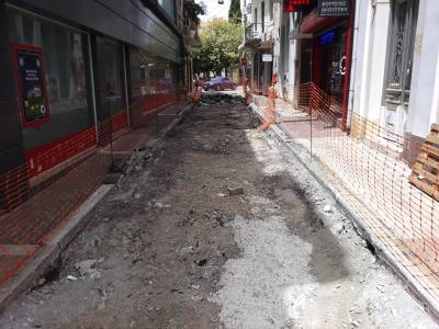 Καλαμάτα: Εργασίες πεζοδρόμησης σε δρομάκια της Αριστομένους