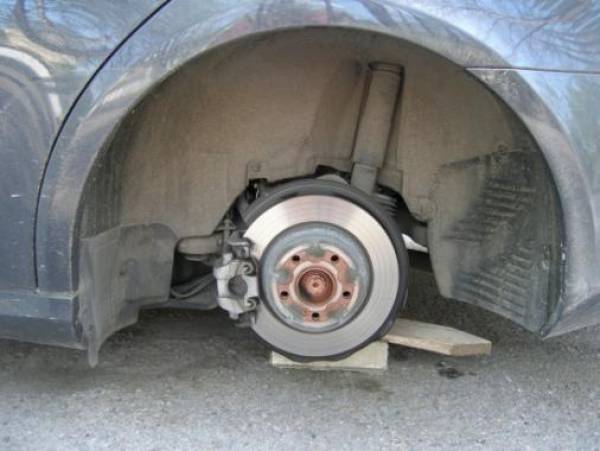 Τρεις καλαματιανοί συνελήφθησαν για ψευδή καταγγελία με σκοπό να αποζημιωθούν από την ασφαλιστική