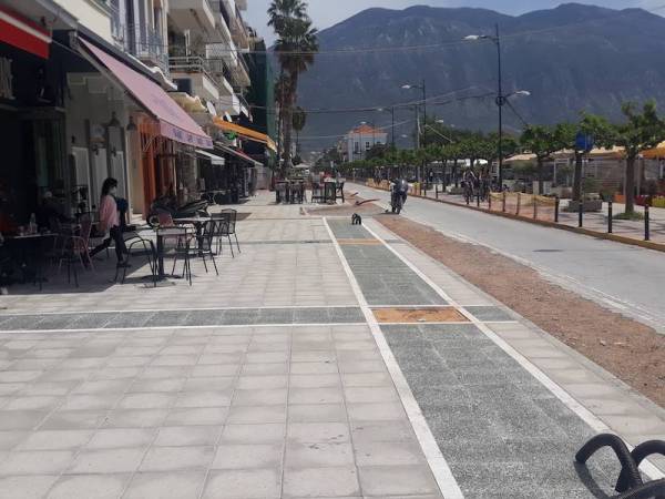 Απόφαση σήμερα για το βόρειο διαπλατυσμένο πεζοδρόμιο της Ναυαρίνου!