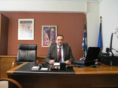 Ο τ. διευθυντής Εκπαίδευσης Πελοποννήσου Πάνος Πετρόπουλος στην “Ε”: «Δεν παντρεύομαι... καρέκλες, προτιμώ την οικογένειά μου»