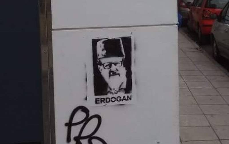 Καλαμάτα: Γέμισαν τοίχους στο κέντρο με συνθήματα κατά του Νίκα