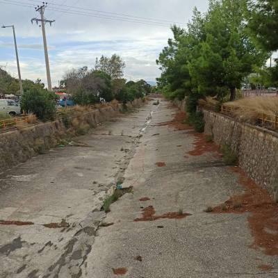 Πάρκινγκ στον Νέδοντα δυτικά της  Κεντρικής Αγοράς Καλαμάτας