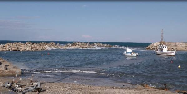 Επιτακτική ανάγκη η αποκατάσταση του λιμανιού του Μαράθου (βίντεο-φωτογραφίες)