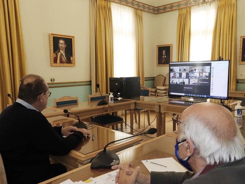 Περιφέρεια Πελοποννήσου: Τηλεδιάσκεψη για προβλήματα των ταξί