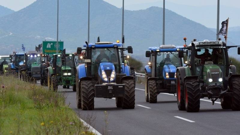 Αποχωρούν τα τρακτέρ από την εθνική οδό Αθηνών - Λαμίας (βίντεο)