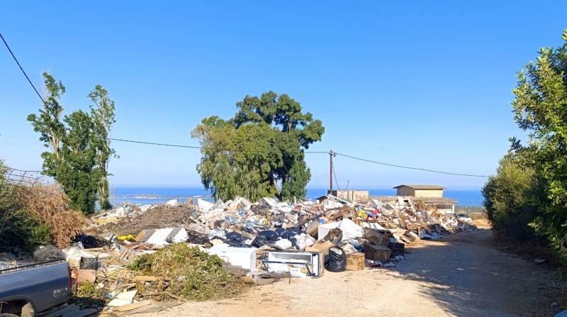 Γαργαλιάνοι: Διαμαρτυρία κατοίκων για όρχο οχημάτων που έγινε… σκουπιδότοπος