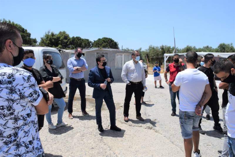 Επίσκεψη Σταμάτη σε καταυλισμούς Ρομά