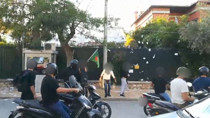 Μέλη του Ρουβίκωνα πέταξαν τρικάκια στο τουρκικό προξενείο στο Ψυχικό