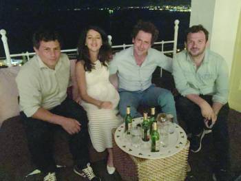 Η Ζινέμπ Ελ Ραζουί του Charlie Hebdo για διακοπές στην Καλαμάτα