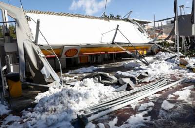 Κατέρρευσαν δύο βενζινάδικα από τον χιονιά στην Αττική! (φωτό &amp; βίντεο)