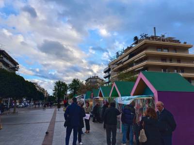 Πασχαλινά σπιτάκια: Κορυφώνεται η κίνηση στην κεντρική πλατεία για λαμπάδες και δώρα