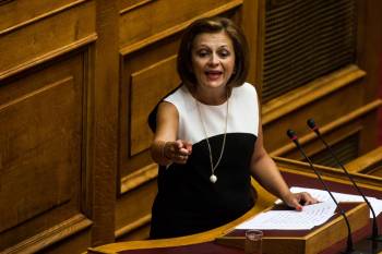 Φραστικό επεισόδιο Χρυσοβελώνη - Δ. Καμμένου στους διαδρόμους της Βουλής
