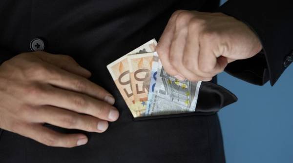 Απατεώνες &quot;άρπαξαν&quot; 18.000 ευρώ από ηλικιωμένη στην Καλαμάτα με… παραμύθια