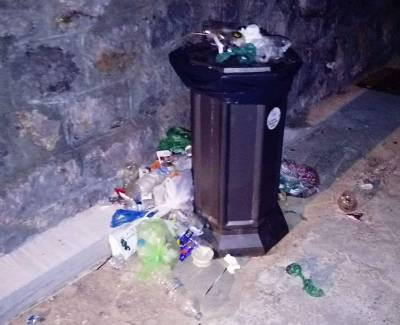 Ξεχείλισαν τα σκουπίδια 