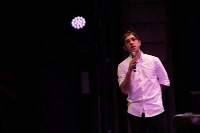 Ο Blink Mike στο θέατρο «Νηπιαγωγείο»