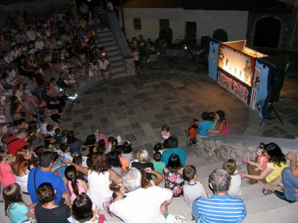 Χόρτασαν γέλιο οι φίλοι του Καραγκιόζη στο Διαβολίτσι