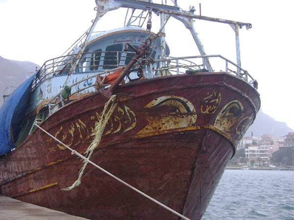 Κίνδυνος ρύπανσης από παρατημένη μηχανότρατα στο λιμάνι Κυπαρισσίας