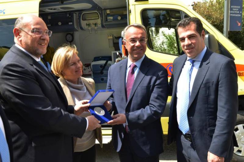 Παραδόθηκαν στο ΕΚΑΒ έξι ασθενοφόρα που αγοράστηκαν με δωρεές από τον ειδικό λογαριασμό Covid-19