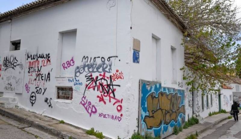 Μαχαίρωμα στην Ακρόπολη: Σεσημασμένος ο ένας από τους δύο ανήλικους (βίντεο)