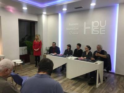 Εγκαινιάστηκε η έκθεση της Τζένης Λυκουρέζου