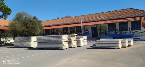 Καταγγελία Δριμή για τη δημοτική αρχή Τριφυλίας: “Βγάζουν κεραμίδια και βάζουν βιομηχανικά πάνελ σε σχολείο”