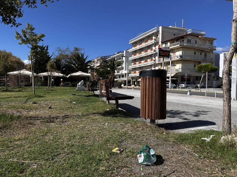 Σκουπίδια δίπλα από κάδους...