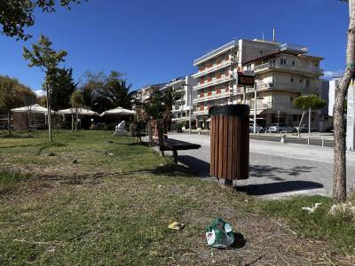 Σκουπίδια δίπλα από κάδους...