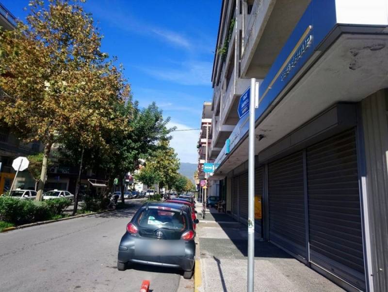 Ξεκόλλησε η ταμπέλα