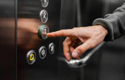 Αντίστροφη μέτρηση για τα πρόστιμα στα ασανσέρ (Βίντεο)