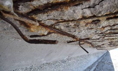 Καλαμάτα: "Σαράκι" στο πεζοδρόμιο της Ναυαρίνου η διάβρωση