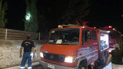 Φωτιά σε πεύκο στο Νεκροταφείο Καλαμάτας