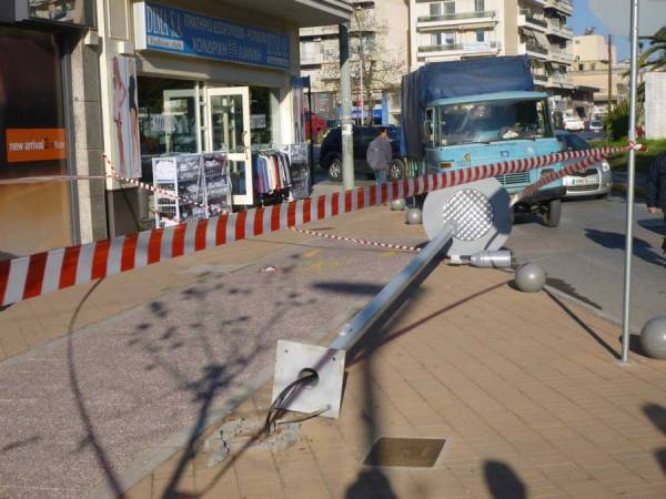 Γερανός "ξάπλωσε" στύλο φωτισμού στην πλατεία της Καλαμάτας