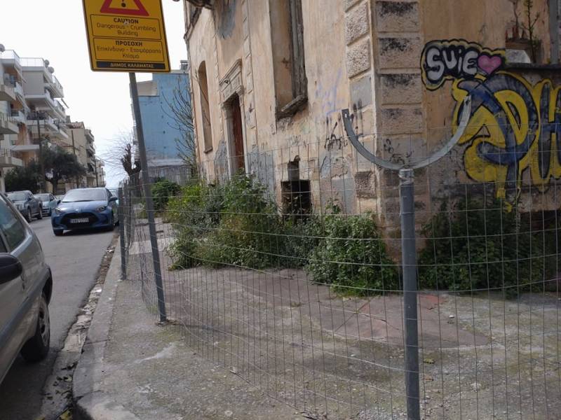 Κλείνει όλο το πεζοδρόμιο