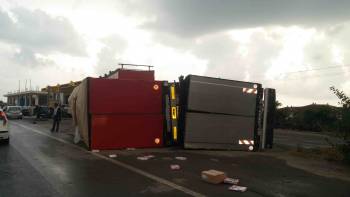 Μεγάλες ζημιές από ανεμοστρόβιλο στην Καλαμάτα - Τούμπαρε νταλίκα (βίντεο και φωτογραφίες)