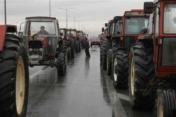 Ενισχύεται το μπλόκο του Ισθμού με αγρότες και από τη Μάνη