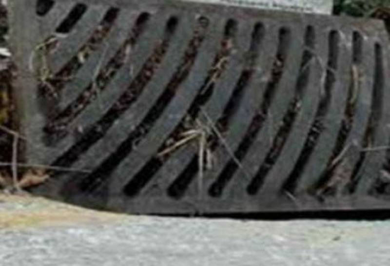 Αποζημίωση οδηγού για τη βλάβη από φρεάτιο στα Φιλιατρά