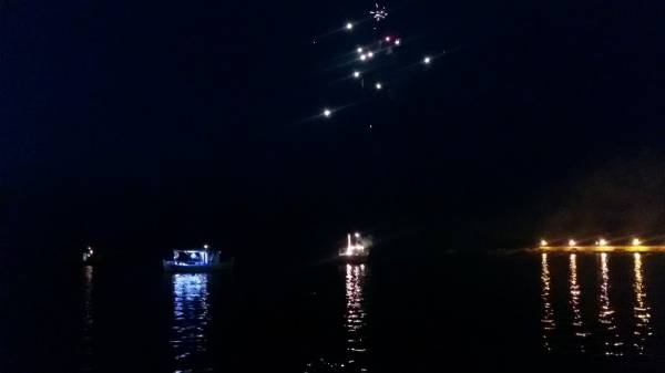 Βεγγαλικά και φαναράκια στο λιμάνι της Κορώνης (βίντεο)