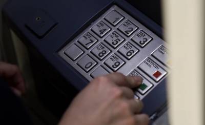 Από Δευτέρα η μείωση των προμηθειών στις τράπεζες, «φρένο» και στις αυξήσεις των ασφαλίστρων