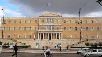 Την ώρα που το πολιτικό σύστημα παραπαίει  10 κόμματα έτοιμα  να μπουν στη Βουλή  