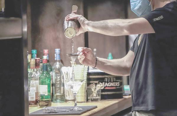Η άρση των μέτρων ζωντάνεψε τη διασκέδαση - Στις Απόκριες τα βλέμματα των επαγγελματιών