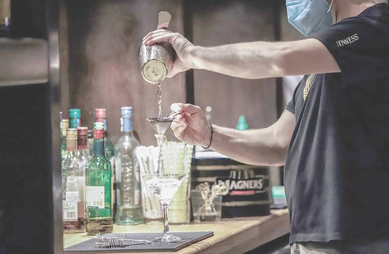 Η άρση των μέτρων ζωντάνεψε τη διασκέδαση - Στις Απόκριες τα βλέμματα των επαγγελματιών