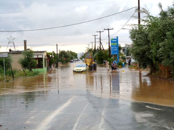 Μπουρίνι... έπνιξε σε 10&#039; την Καλαμάτα - Κινδύνευσαν οδηγοί και πλημμύρισαν σπίτια και καταστήματα