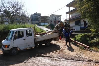 Καλαμάτα: Προς το απόγευμα αναμένεται να επανέλθει το νερό μετά τη νέα βλάβη (βίντεο)