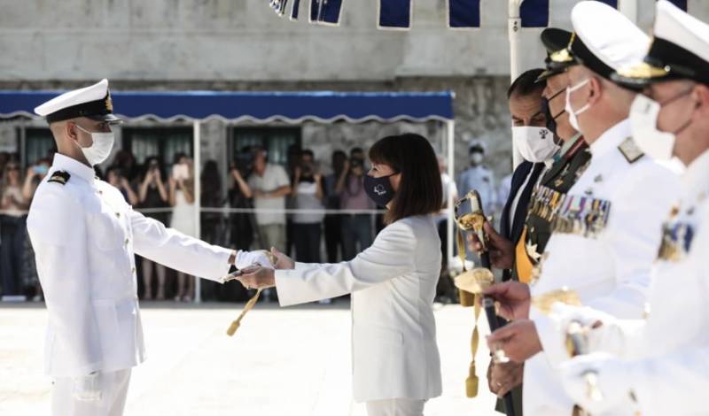 Η Κατερίνα Σακελλαροπούλου επέδωσε τα ξίφη στους νέους σημαιοφόρους