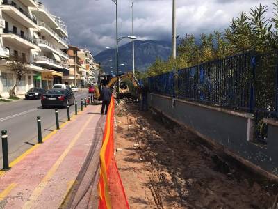 Καλαμάτα: Εργασίες βελτίωσης στο νότιο πεζοδρόμιο της Ναυαρίνου