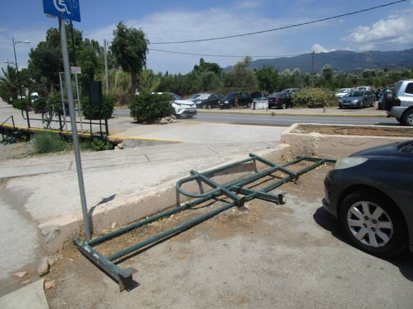 Πεταμένα κάγκελα