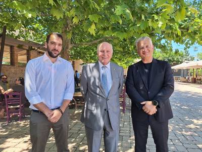 Στη φωτογραφία, διακρίνονται από δεξιά ο περιφερειάρχης Δημήτρης Πτωχός, ο γενικός γραμματέας της Ακαδημίας Αθηνών Χρήστος Ζερεφός, και ο διευθύνων σύμβουλος του Αναπτυξιακού Οργανισμού Πελοποννήσου κ. Θεόδωρος Κουναδέας.