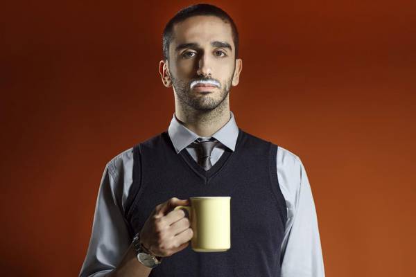 O Διονύσης Ατζαράκης στην "Ε": "Το να κάνεις τον κόσμο να γελά είναι τεράστια ανταμοιβή"