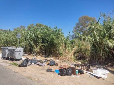 Σκουπιδότοπος στο ποτάμι